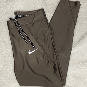 Women’s Large Nike Capri Leggings